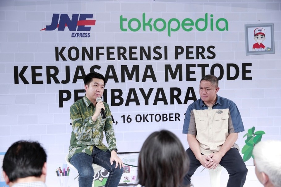 Konferensi-Pers-Kerjasama-Metode-Pembayaran-Ki-Ka-William-Tanuwijaya-CEO-Tokopedia-M.-Feriadi-Presiden-Direktur-JNE
