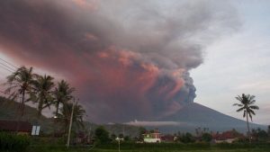 Gunung Agung Meletus, Delapan Penerbangan di Adisutjipto Dibatalkan