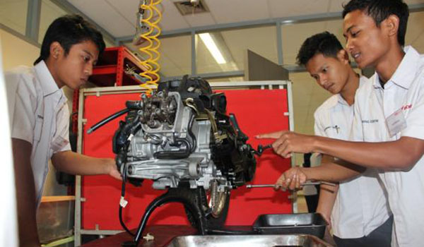Mekanik-Honda-angkasa-pura-1