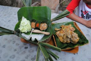 Gurihnya Ingkung Sego Sarang Ala Warung Pohon