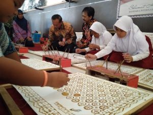 Hari Batik Nasional, Bandara. Adisutjipto Gelar Workshop Untuk Penumpang Pesawat