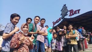 Hari Batik Jogja Bay Pirates Adventure Waterpark Gratiskan 200 Orang Pengunjung Pertama Berbaju Batik