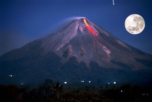 Luncuran Awan Panas Kembali Terjadi Di Puncak Merapi