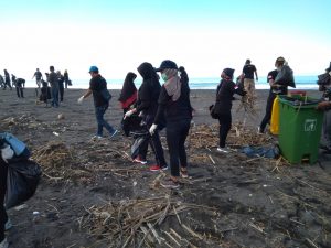 Wujud Kepedulian Terhadap Lingkungan, PT Angkasa Pura I Lakukan Bersih Pantai
