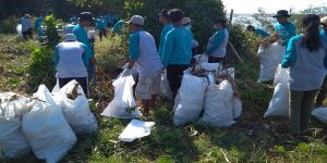 Bersama DLHK, PLN Lakukan Aksi Bersih Pantai Baros