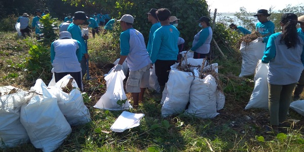 PLN Lakukan Aksi Bersih Pantai