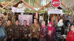OJK KEMBANGKAN NASABAH KLASTER BATIK MELALUI BANK WAKAF MIKRO