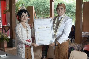 Anti Mainstream! Bukan Uang atau Perhiasan Pasangan di Klaten Menikah dengan Mahar Ini
