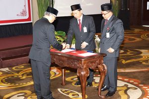 Wimboh Lantik Parjiman sebagai Kepala OJK DIY yang Baru