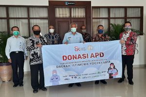 FKIJK DIY Serahkan Bantuan APD Kepada Bupati Sleman