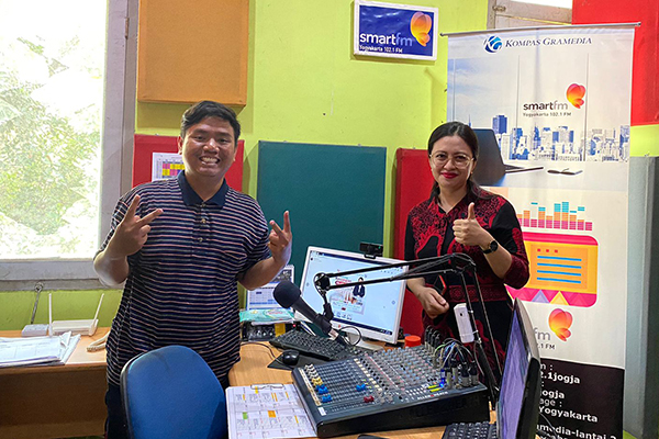 Bincang Keuangan di Smart FM 102.1 Yogyakarta mengambil tema Bagaimana Mengelola Keuangan Pasca Pensiun? menghadirkan Ariesta Chris Dhika Wenty, Kepala Seksi SKK, SKMR, APU PPT Perumda BPR Bank Jogja.