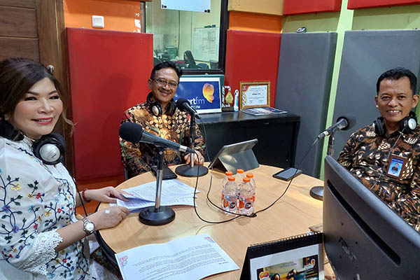 kiri-kanan: Head of Contact Center & Digital Services Bank Central Asia dan Ketua Panitia FinExpo 2023, Wani Sabu; Kepala Departemen Literasi. Inklusi Keuangan dan Komunikasi Otoritas Jasa Keuangan, Aman Santosa; dan Direktur Utama PT Bank BPD DIY dan Ketua Umum FKIJK DIY, Santoso Rohmad.