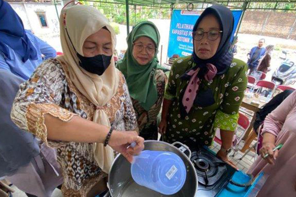 Dinas Koperasi dan UKM DIY mengadakan pelatihan Peningkatan Kapasitas Produk Unggulan Isotonik Air Kelapa untuk puluhan ibu-ibu di Kalurahan Trimurti, Kapanewon Srandakan, Kabupaten Bantul.