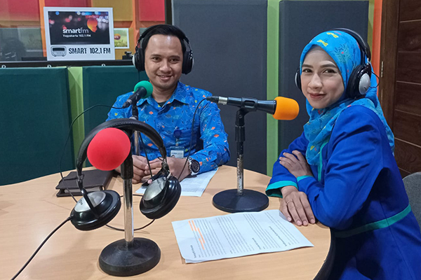 Bincang Keuangan di Smart FM 102.1 Yogyakarta, mengambil tema Mudah Memiliki Emas Tanpa Rasa Cemas, menghadirkan Andika Lukman H, Kepala Bagian Operasional BCA Syariah Yogyakarta dan Wisyawati Sanggra, Senior Bank Officer BCA Syariah Yogyakarta.