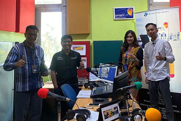 Bincang Keuangan FKIJK DIY di radio Smart FM kali ini mengambil tema Wujudkan Rencana Emas Demi Masa Depan Tak Cemas menghadirkan Yohanis Wulang, Deputi Bisnis PT Pegadaian Area Yogyakarta.