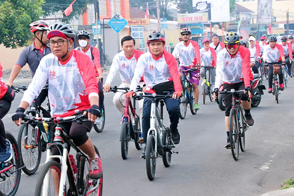 Kepala OJK DIY, Parjiman dan Plt Deputi Direktur Kantor Perwakilan Bank Indonesia DIY, Riza Putra bersama para peserta Gowes HUT OJK ke-12