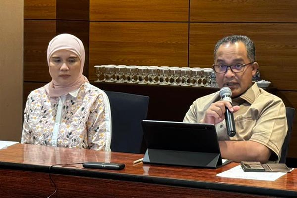 Kepala OJK DIY, Parjiman menyampaikan paparan mengenai Kinerja Industri Keuangan DIY 2023
