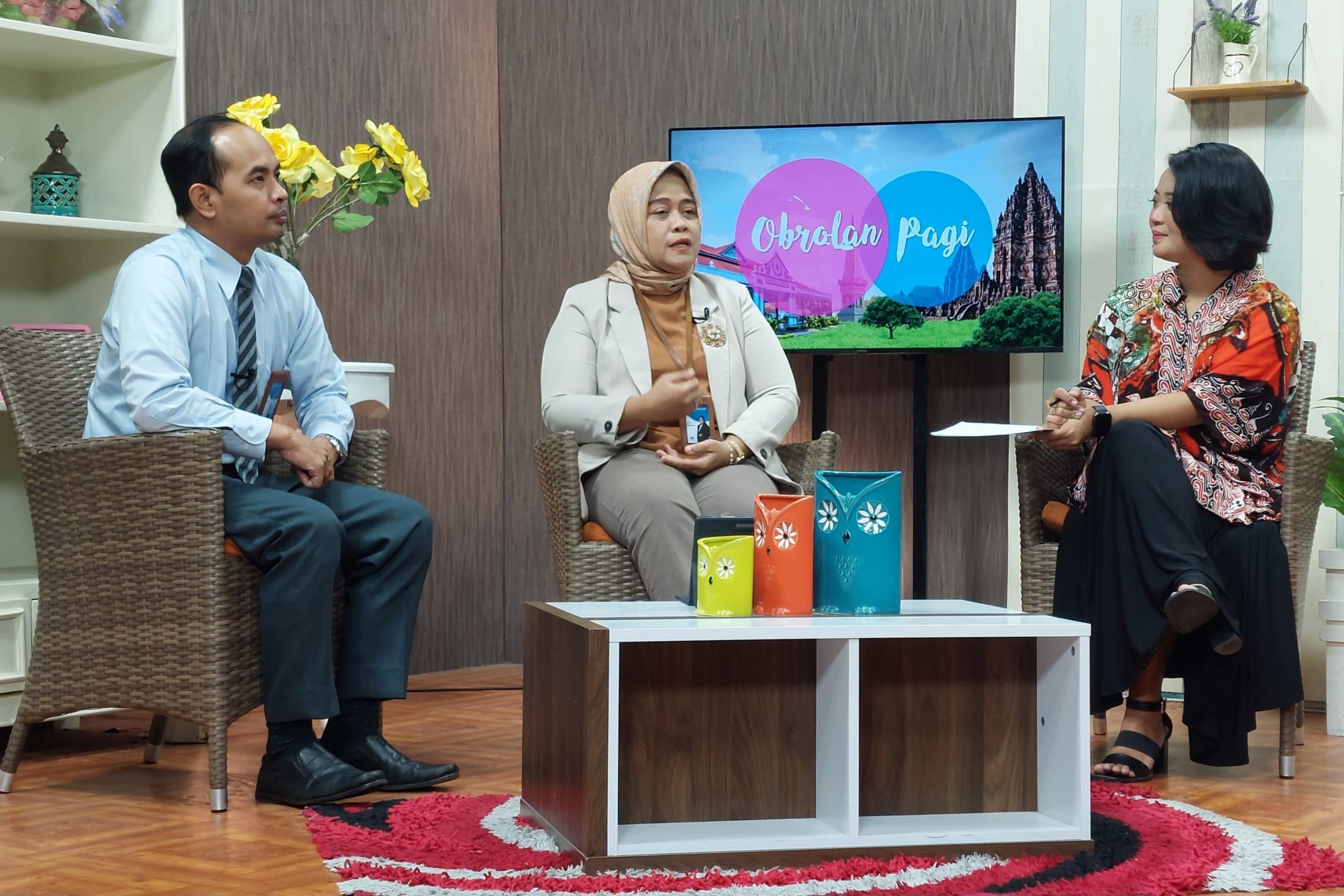 Pengelolaan Keuangan dengan Bijak: Tips dan Strategi untuk UMKM, menghadirkan Vera Miarosa, pemimpin Desk Kredit Mikro Kecil dan Konsumer PT Bank BPD DIY dan Sutoyo, Pemimpin Unit Kredit Mikro dan Kecil PT Bank BPD DIY, serta dipandu oleh Tiara Andini pembawa acara RBTV.