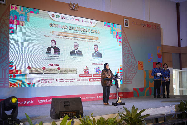 Deputi Direktur Pengawasan Perilaku PUJK, Edukasi, Pelindungan Konsumen dan Layanan Manajemen Strategis OJK DIY, Dinavia Tri Riandari dalam peringatan Hari Indonesia Menabung 2024 di Rocket Convention Hall, Godean, Sleman.