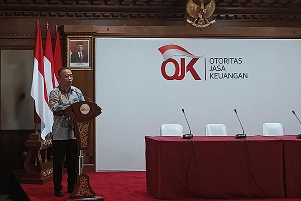 Kepala Kantor Otoritas Jasa Keuangan Jawa Tengah Sumarjono Menyampaikan Paparan Mengenai Kinerja OJK di Tahun 2024
