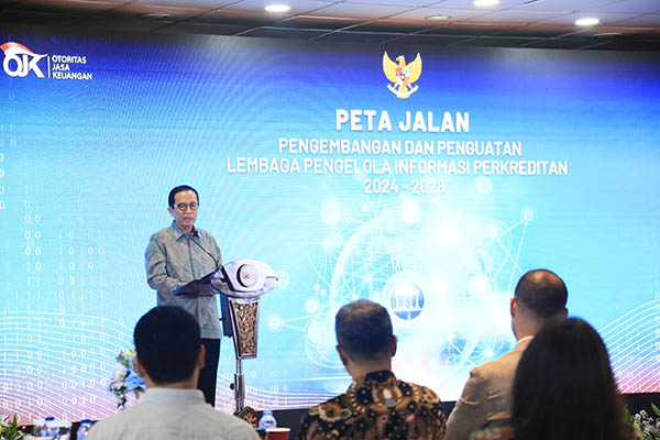 Kepala Eksekutif Pengawas Perbankan OJK Dian Ediana Rae Memberikan paparan terkait Peta Jalan Pengembangan dan Penguatan Lembaga Pengelola Informasi Perkreditan (LPIP) 2024-2028