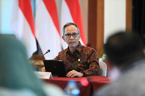 Ketua Dewan Komisioner OJK, Mahendra Siregar Membuka Pertemuan Bilateral dengan Bank Negara Malaysia (BNM) dengan Gubernur BNM, Abdul Rasheed Ghaffour di Jakarta