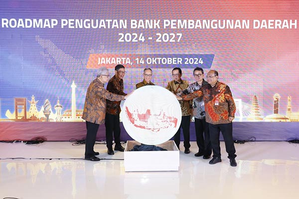 Acara peluncuran Roadmap Penguatan BPD yang diadakan pada Senin, 14 Oktober 2024 tersebut dihadiri oleh Ketua Dewan Komisioner OJK, Mahendra Siregar, didampingi Kepala Eksekutif Pengawas Perbankan OJK, Dian Ediana Rae, Kepala Eksekutif Pengawas Pasar Modal, Keuangan Derivatif, dan Bursa Karbon OJK, Inarno Djajadi, serta Plh. Dirjen Bina Keuangan Daerah Kementerian Dalam Negeri, Horas Maurits Panjaitan di Jakarta.