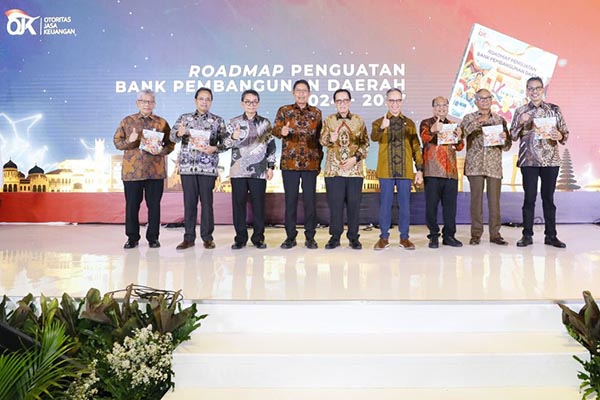 Peluncuran Roadmap Penguatan BPD ini dilakukan oleh Ketua Dewan Komisioner OJK, Mahendra Siregar, didampingi Kepala Eksekutif Pengawas Perbankan OJK, Dian Ediana Rae, Kepala Eksekutif Pengawas Pasar Modal, Keuangan Derivatif, dan Bursa Karbon OJK, Inarno Djajadi, serta Plh. Dirjen Bina Keuangan Daerah Kementerian Dalam Negeri, Horas Maurits Panjaitan di Jakarta, Senin, 14 Oktober 2024.