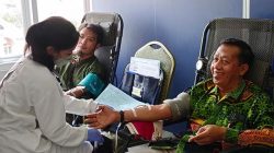 Ketua Departemen Sosial dan Kerohanian FKIJK DIY, melakukan donor darah sebagai program tahunan FKIJK DIY di bidang kemanusiaan.
