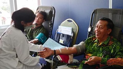 Ketua Departemen Sosial dan Kerohanian FKIJK DIY, melakukan donor darah sebagai program tahunan FKIJK DIY di bidang kemanusiaan.