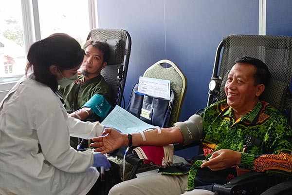 Ketua Departemen Sosial dan Kerohanian FKIJK DIY, melakukan donor darah sebagai program tahunan FKIJK DIY di bidang kemanusiaan.