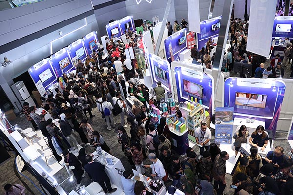 Sebanyak 16 booth UMKM yang merupakan binaan IDX Incubator hadir untuk memberikan informasi dan layanan terkait pengembangan usaha.