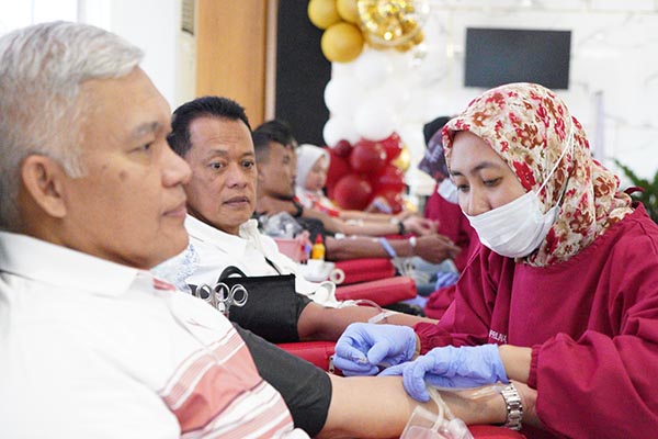 Kepala OJK DIY, Eko Yunianto melakukan kegiatan donor darah sebagai rangkaian HUT 13 OJK, bersama Direktur Utama Bank BPD DIY, Santoso Rochmad.