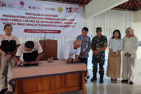Kepala Bursa Efek Indonesia Perwakilan Yogyakarta menandatangani Prasasti Sumbangan Instalasi Air Bersih dan Listrik di Karangmojo Gunungkidul, Daerah Istimewa Yogyakarta.