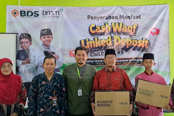BPRS BDS Salurkan Laptop untuk Ponpes Lewat Wakaf Uang Produktif