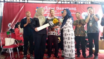 Naningsih Menangkan Honda Brio dalam Undian Bank Danagung Group, Hadiah Spektakuler Jadi Strategi Bersaing di Dunia Perbankan