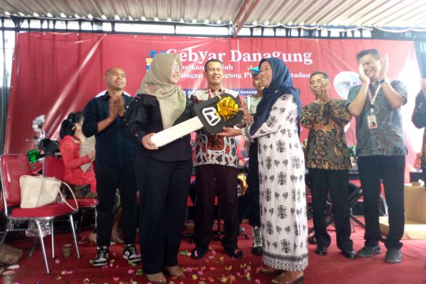 Naningsih Menangkan Honda Brio dalam Undian Bank Danagung Group, Hadiah Spektakuler Jadi Strategi Bersaing di Dunia Perbankan
